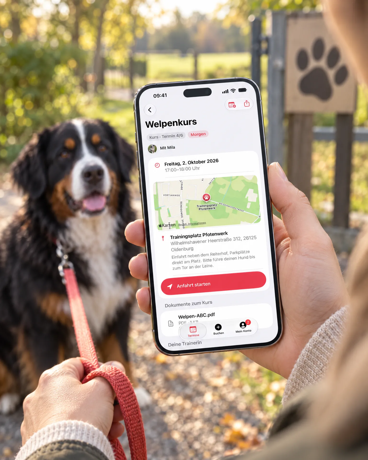 iPhone mit Termin-Detail, Karte und Anfahrt am Treffpunkt, daneben ein Berner Sennenhund