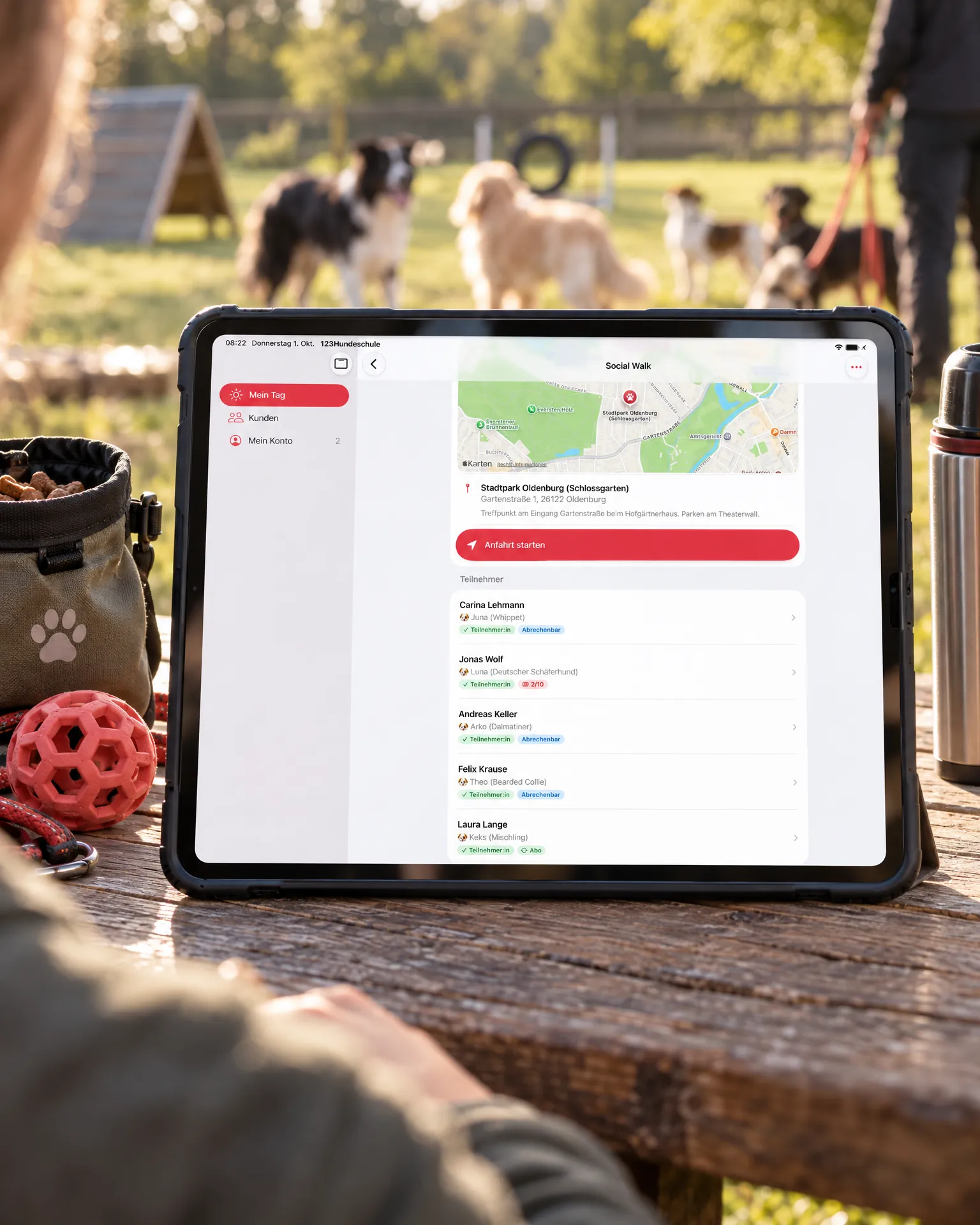iPad auf einem Picknicktisch am Trainingsplatz mit Treffpunkt und Teilnehmerliste
